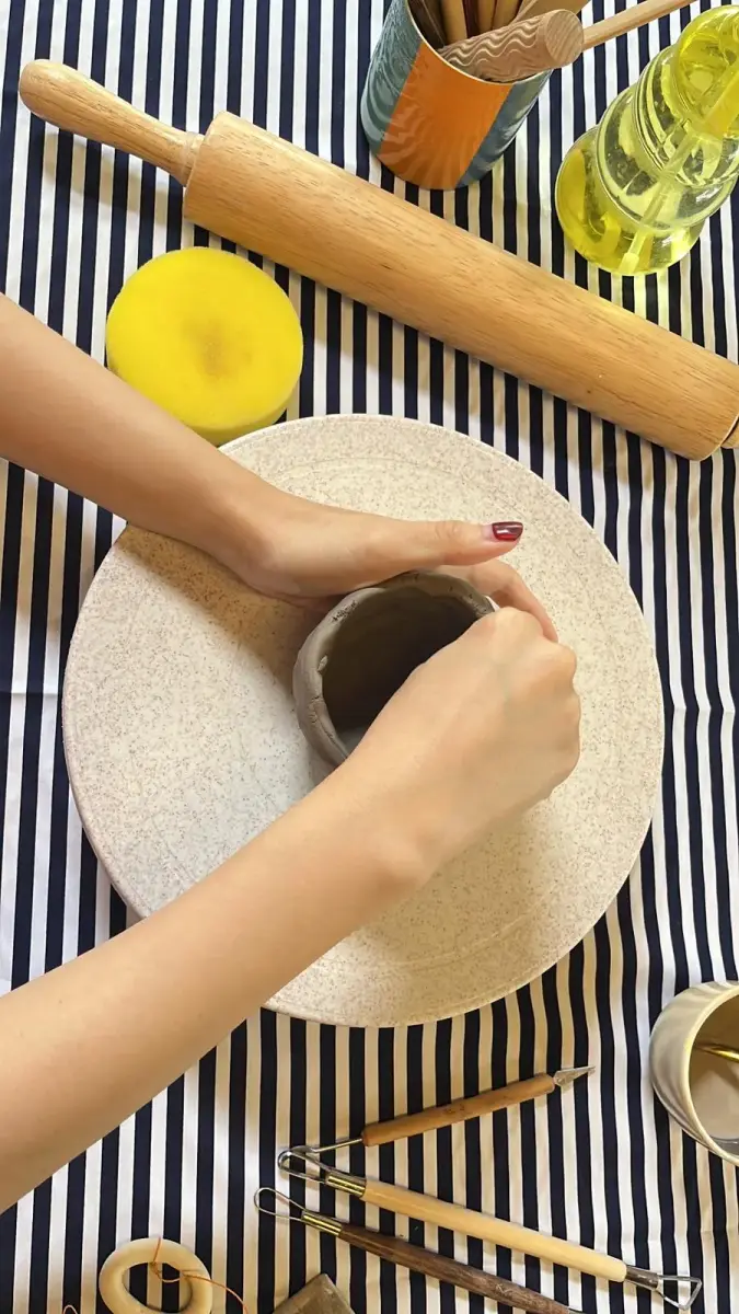 סדנת קדרות בצ׳יאנג מאי – Mitt Studio (Hand Building)
