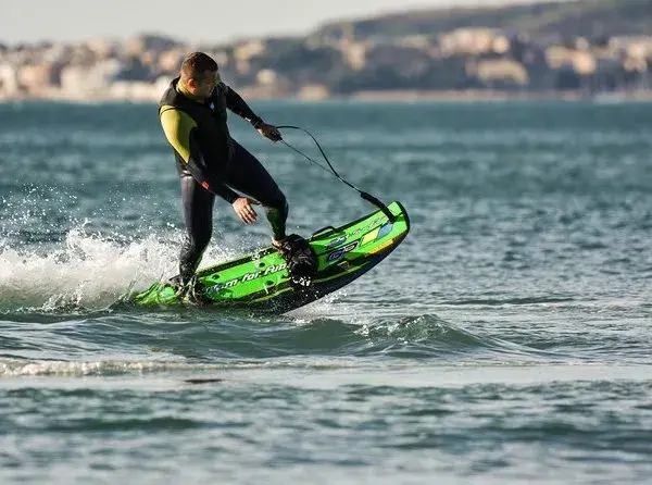 גלשן ממונע - Jetsurf - רשת Kiteboarding Asia (KBA) - תמונה 2