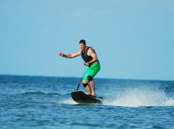 גלשן ממונע - Jetsurf - רשת Kiteboarding Asia (KBA) - תמונה 3