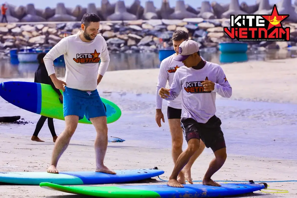 גלישת גלים במוינה – שיעורים והשכרת גלשנים ב-KiteVietnam - תמונה 3