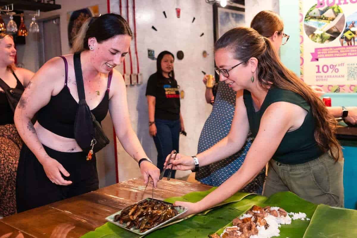 ארוחת Boodle Fight וסיור פאבים במקאטי