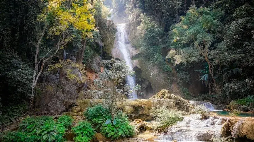 טיול יום למפלי קואנג סי עם המדריך סונג בלואנגפרבאנג