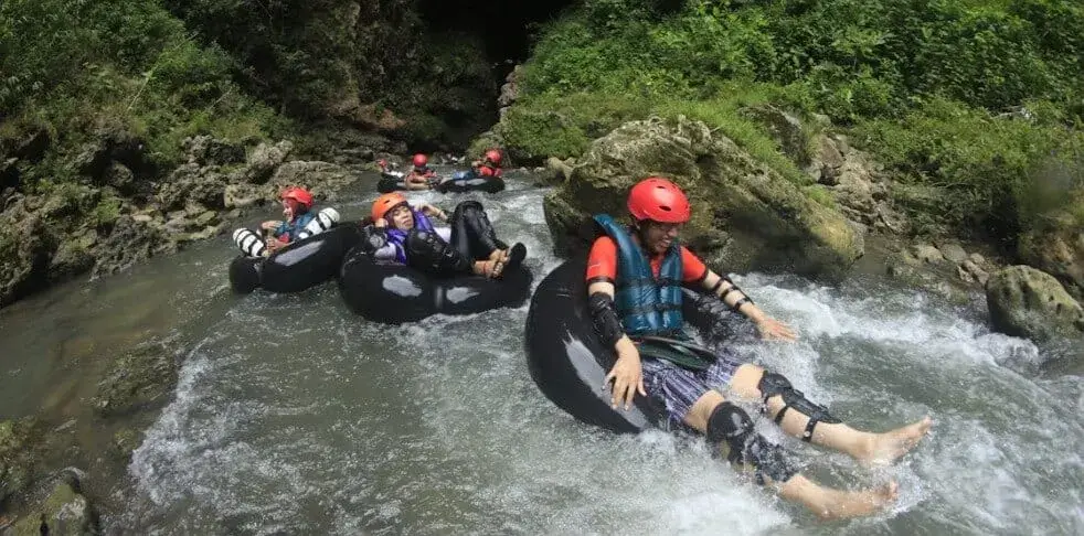 טיובינג בנהר המאה טאנג - Tubing Chiang Mai