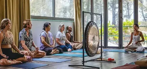 שיעור יוגה עם אום