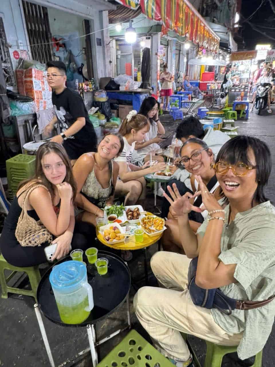 סיור אוכל רכוב על אופנוע בהו צי מין עם Saigonese Hangout