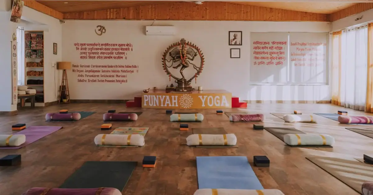 קורס מורי יוגה עם Punyah Yoga