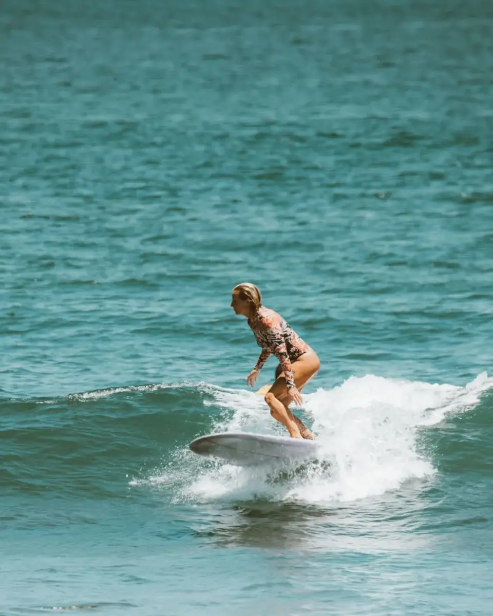 שיעורי גלישה לבנות עם  mona