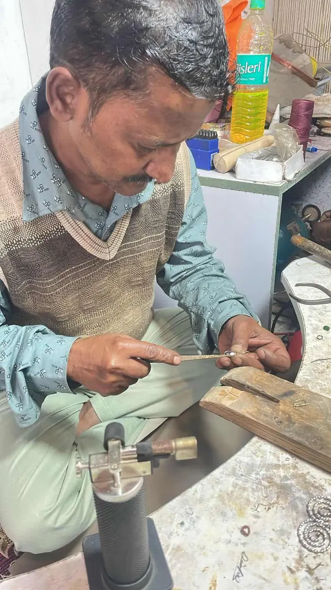 סדנת צורפות בדרמסלה אצל Deepak Gold Smith