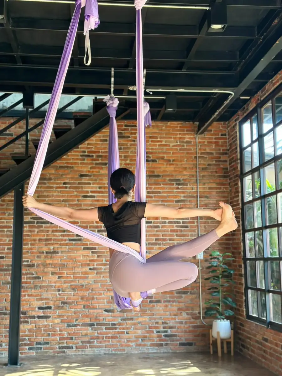 שיעורי יוגה ערסלים בקאו לאק – Surf n Soul Aerial Hammock