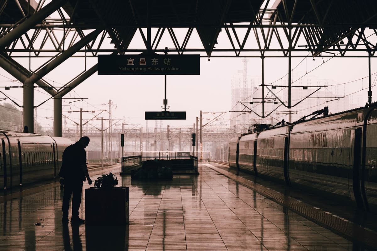 רכבת לאוס-סין עוצרת בתחנה בדרך מוויינטיאן ללואנג פראבנג