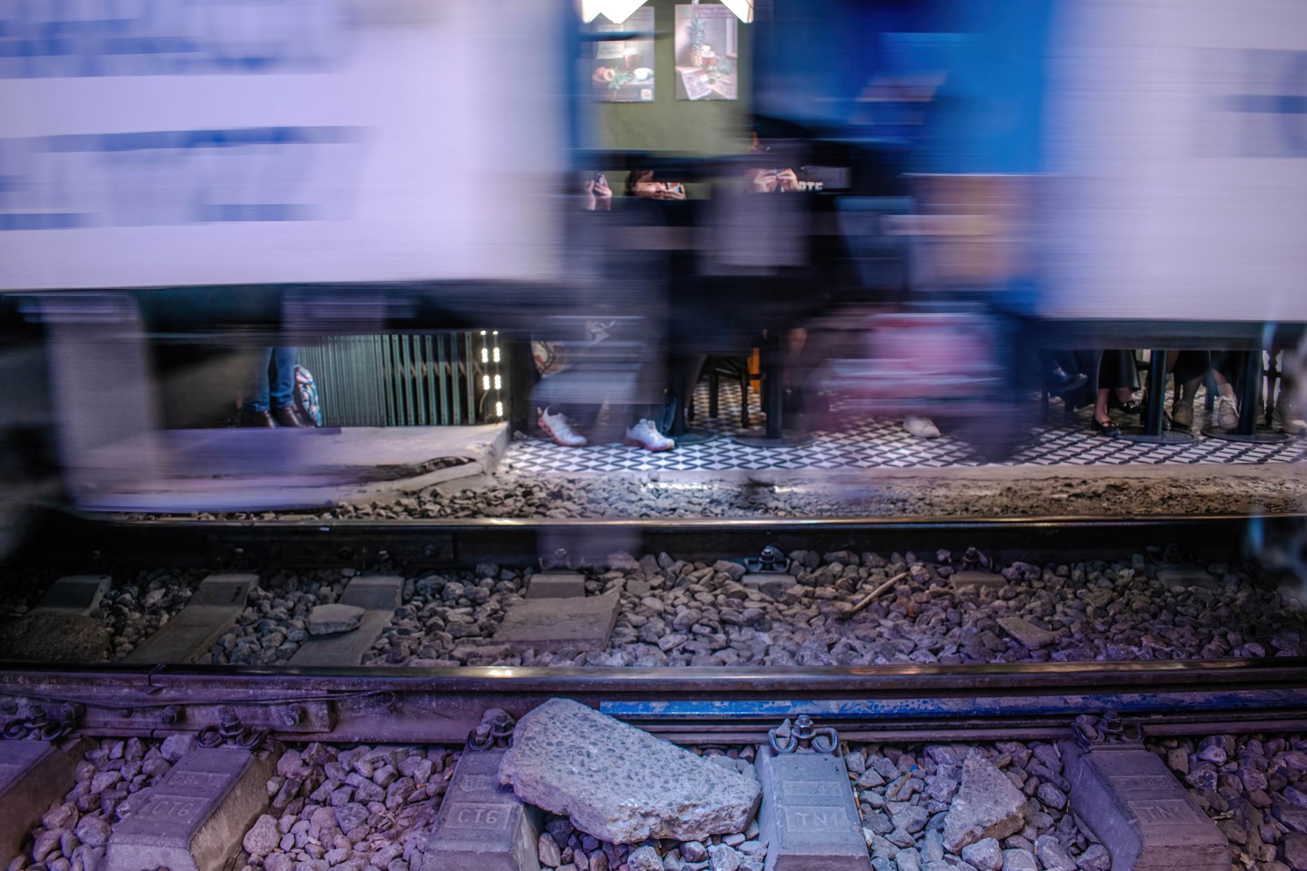 רכבת הלילה לסאפה ממתינה ברציף בתחנת הרכבת של האנוי