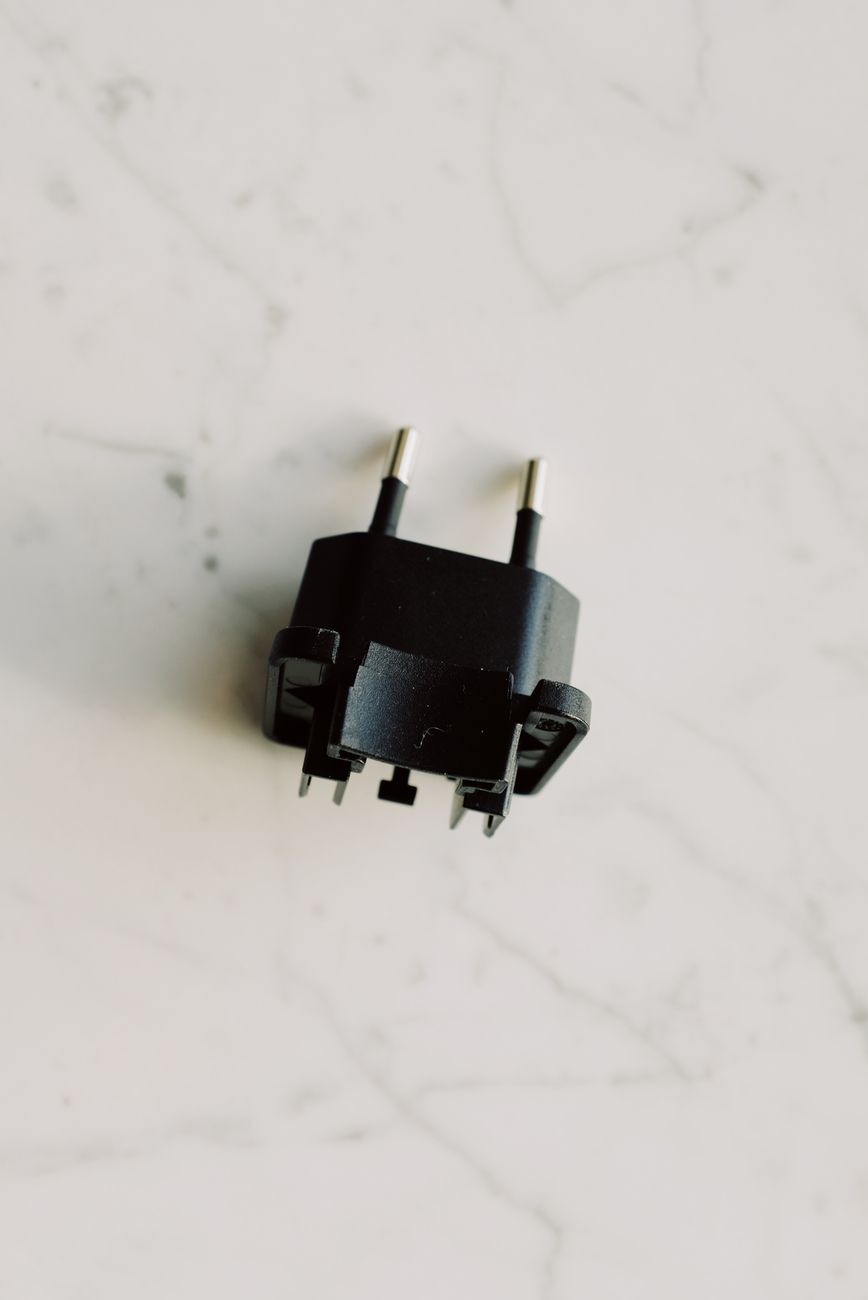 מתאם חשמל אוניברסלי עם תקעים שונים לטיול במזרח