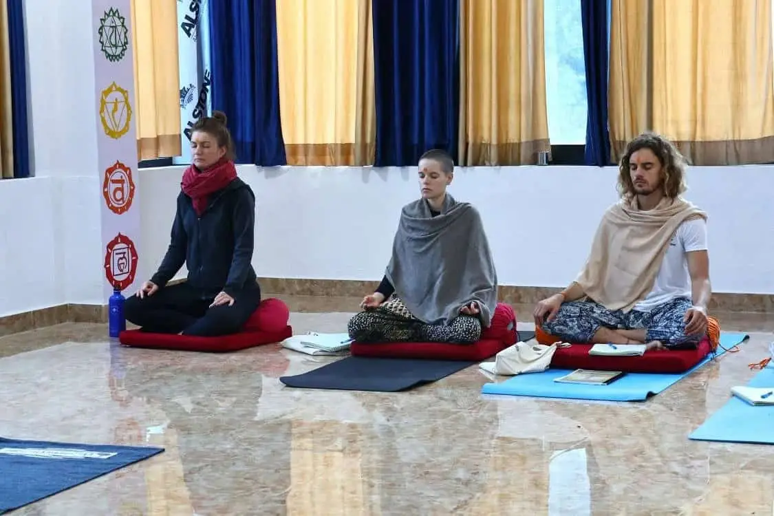שיעור יוגה באשראם Om Shanti Om ברישיקש