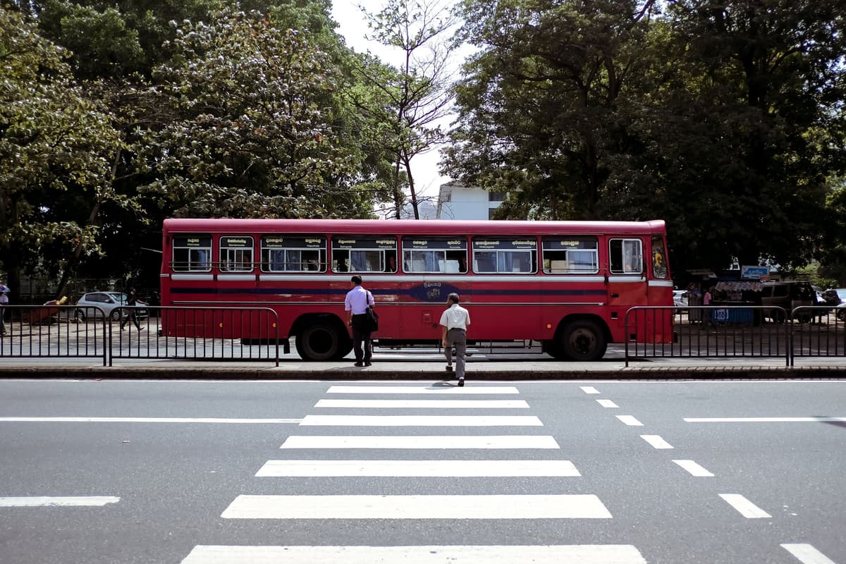 אוטובוס ממשלתי אדום בכביש בסרי לנקה, הדרך הזולה לעבור בין עיירות
