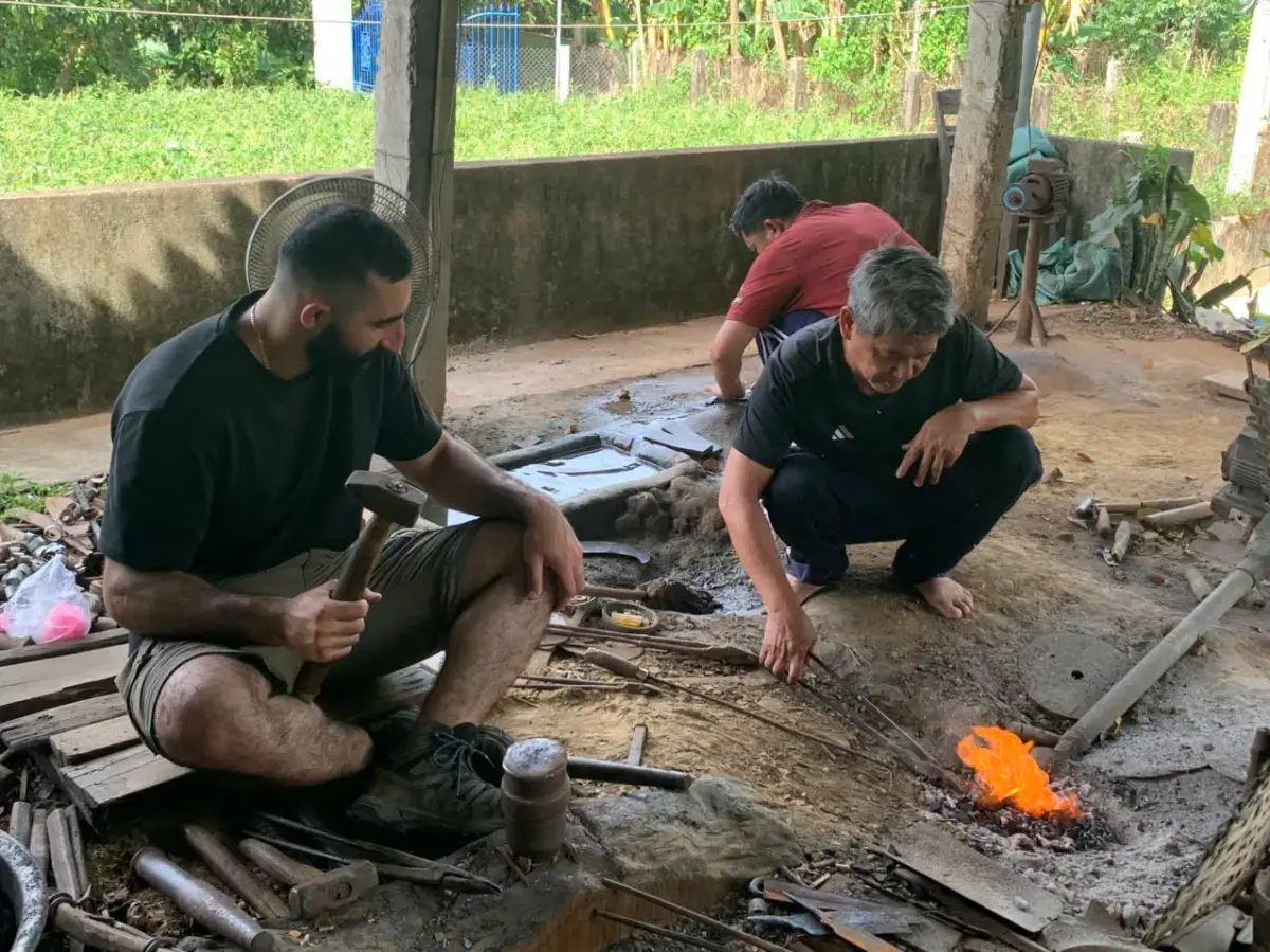 סדנת הכנת סכינים מסורתית בהוי אן – Knife Making Workshop - תמונה 5
