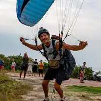 מצנח רחיפה בקו לן - Fly Koh Larn Paragliding Experience