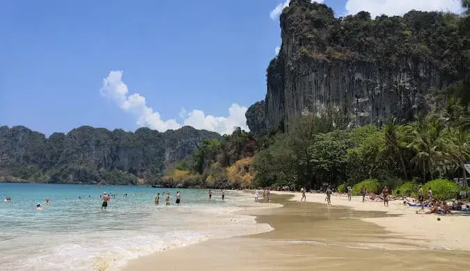 טיפוס צוקים בריילי ביץ' - Railay Rock Climbing