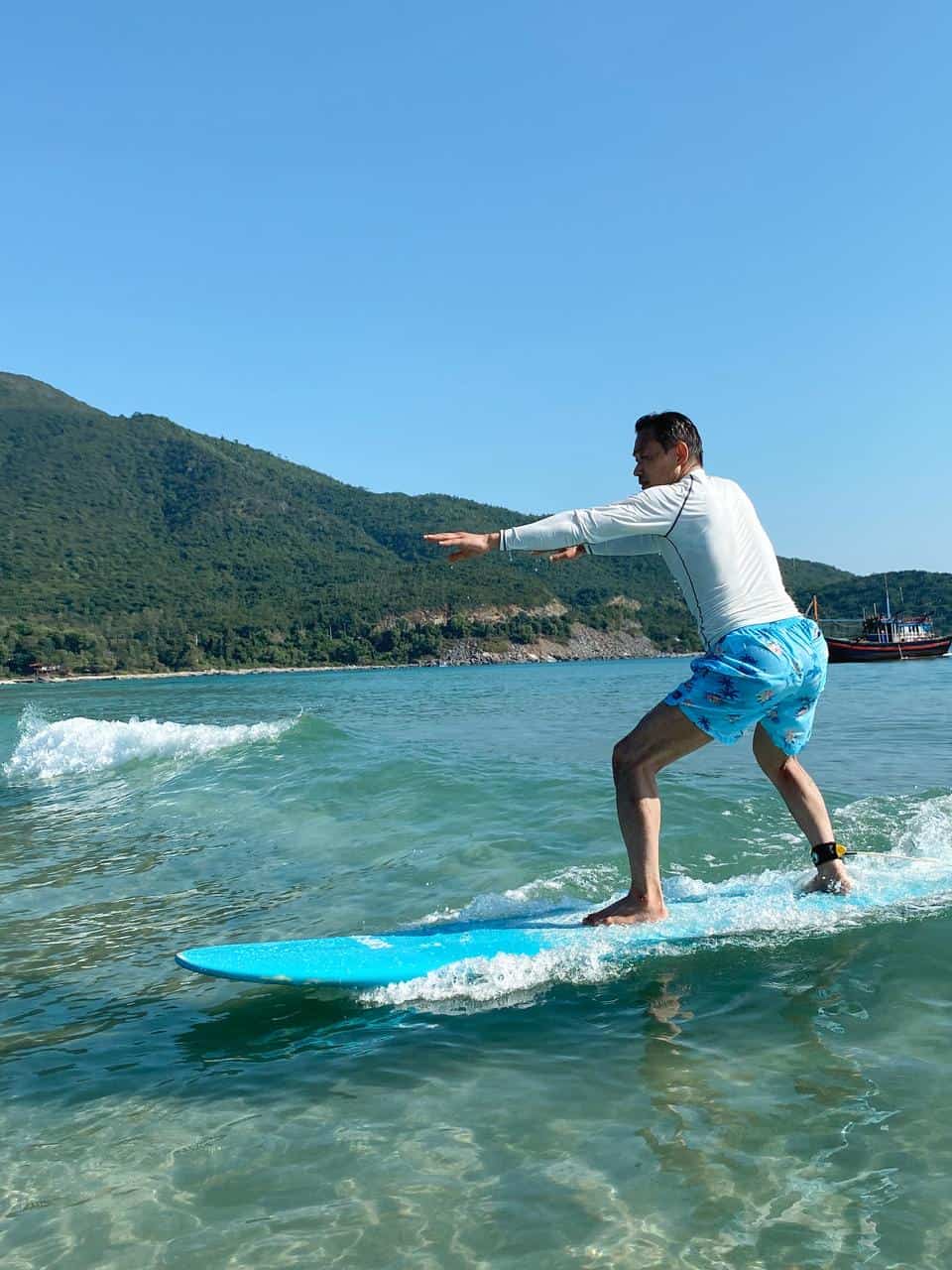 שיעור גלישה מקצועי בקאם ראן עם Cam Ranh Surf Camp