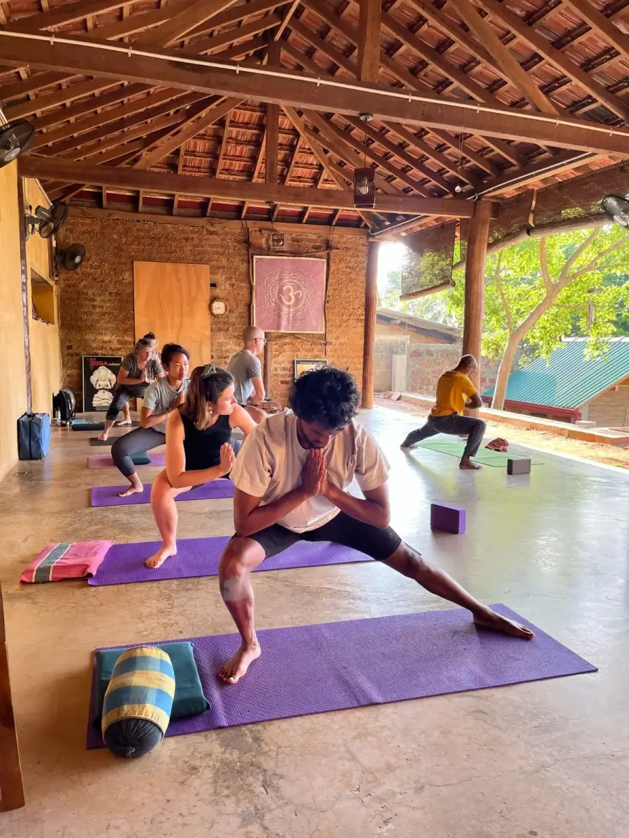 יוגה וצ’י־קונג ב־Yoga & Qi Gong in Weligama