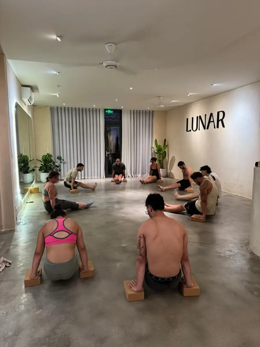 יוגה בהוי אן: יוגה וסדנאות בעברית ב - Lunar Studio