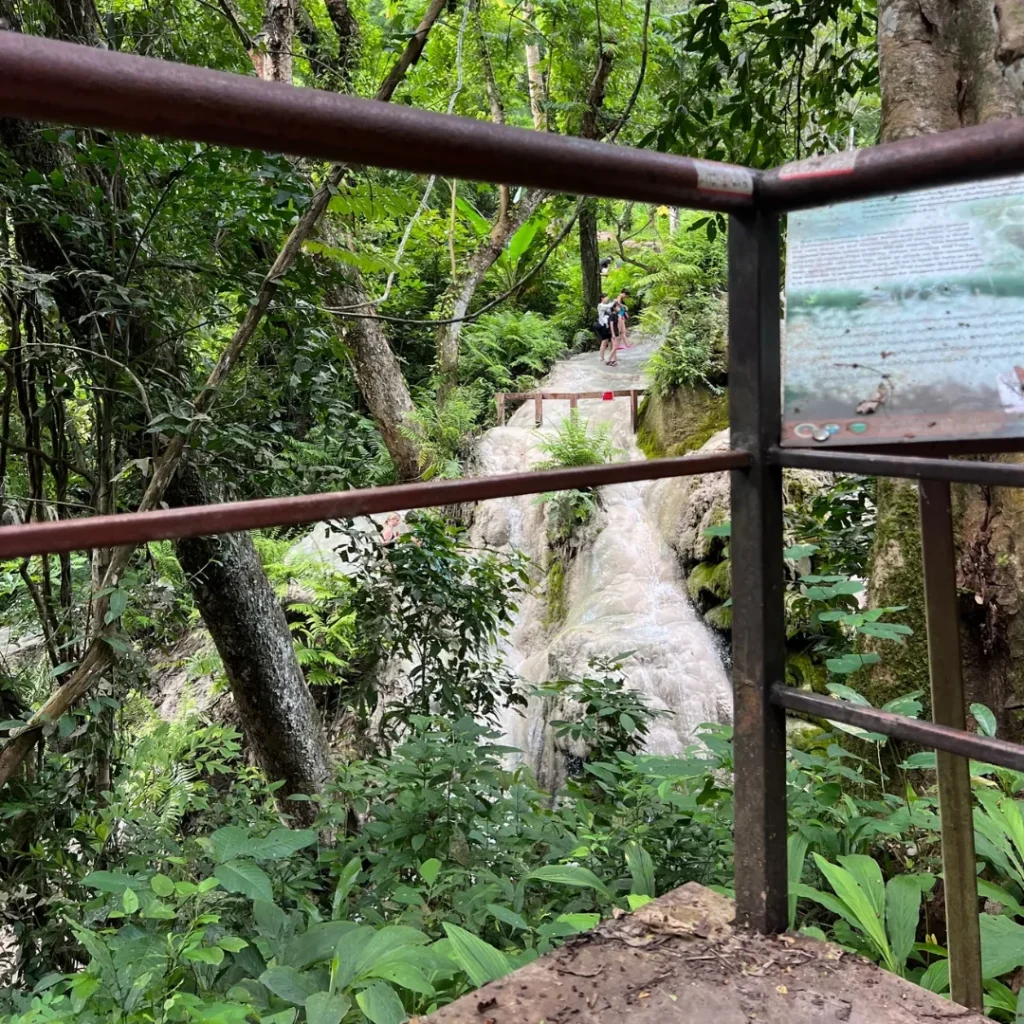 בתמונה: המפלים הדביקים בצ׳אנג מאי