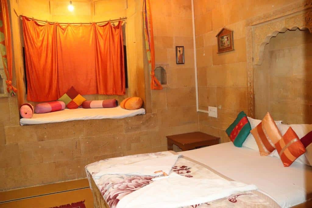 Hotel Pol Haveli Jaisalmer הוסטלים בגייסלמר,הודו איסטקארד.
