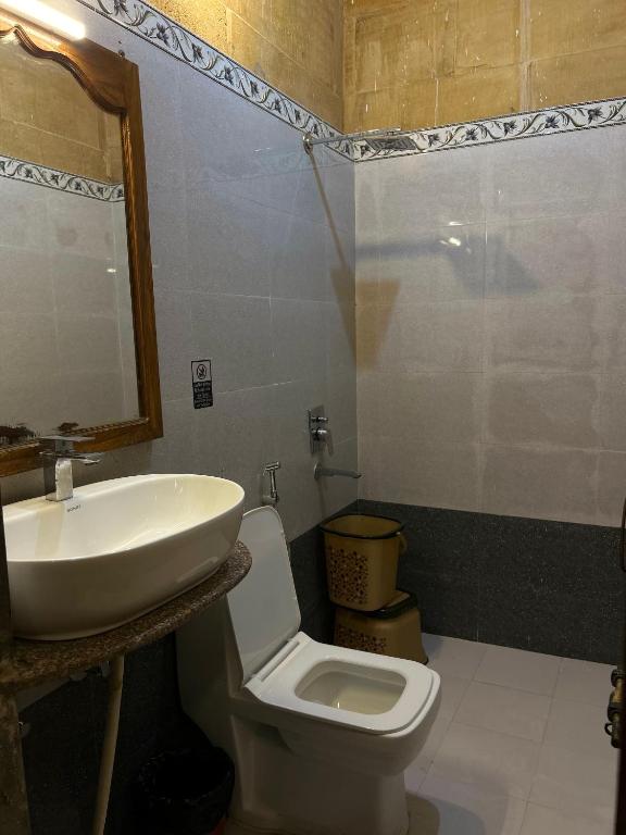 Hotel Pol Haveli Jaisalmer הוסטלים בגייסלמר,הודו איסטקארד.