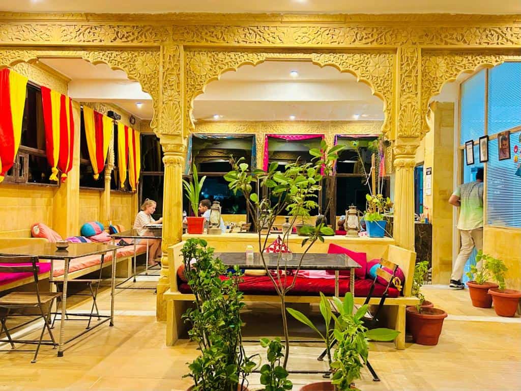 Hotel Pol Haveli Jaisalmer הוסטלים בגייסלמר,הודו איסטקארד.