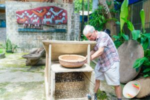 סדנת הכנת אורז בצינור במבוק מאי צ'או אטרקציות איסטקארד