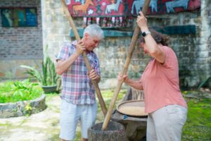 סדנת הכנת אורז בצינור במבוק מאי צ'או אטרקציות איסטקארד