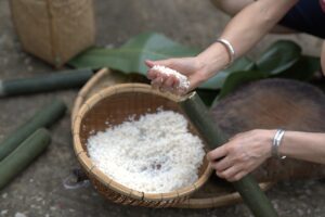 סדנת הכנת אורז בצינור במבוק מאי צ'או אטרקציות איסטקארד