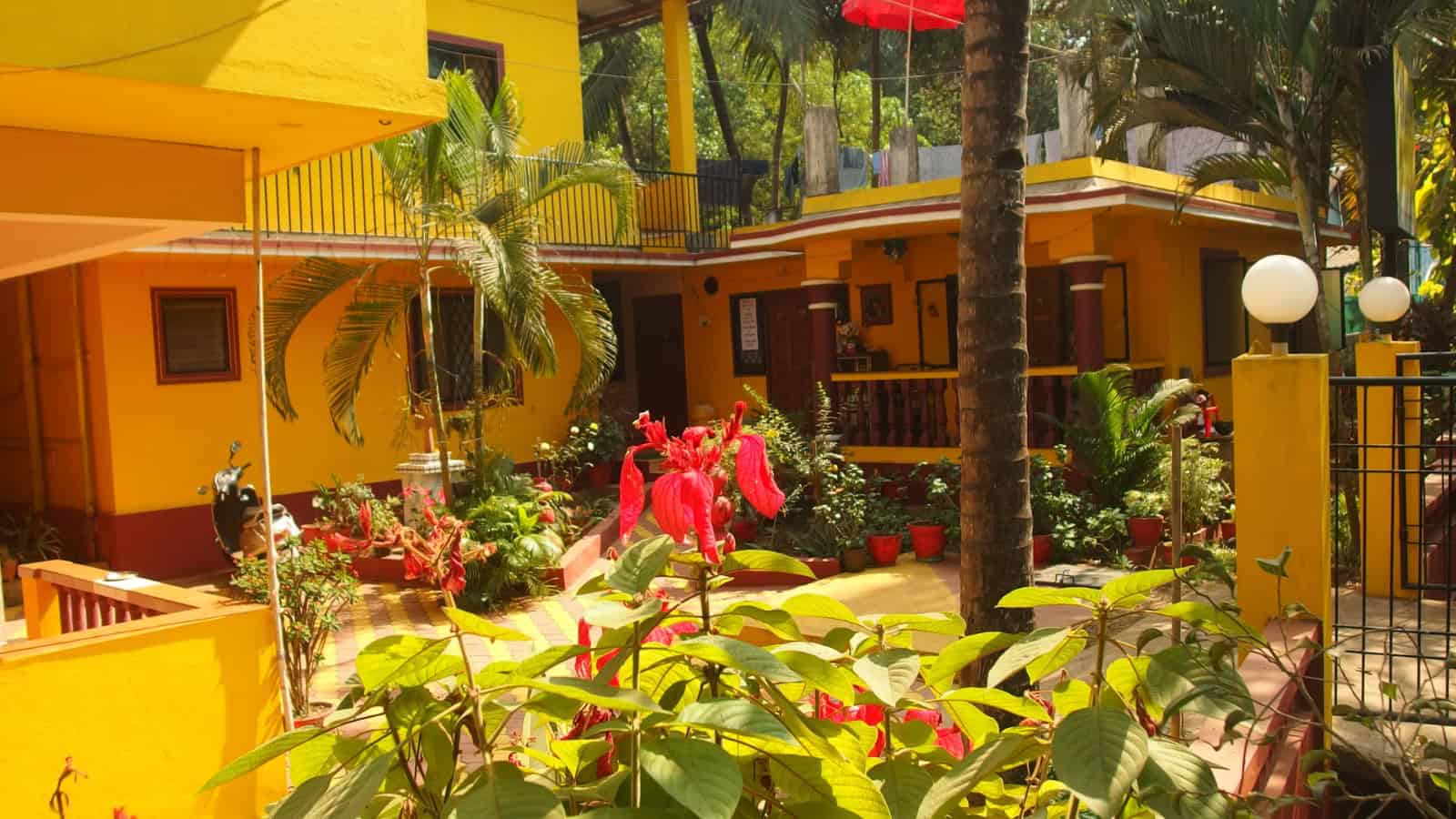 Yellow House Vagator Goa הוסטלים בגואה, הודו איסטקארד