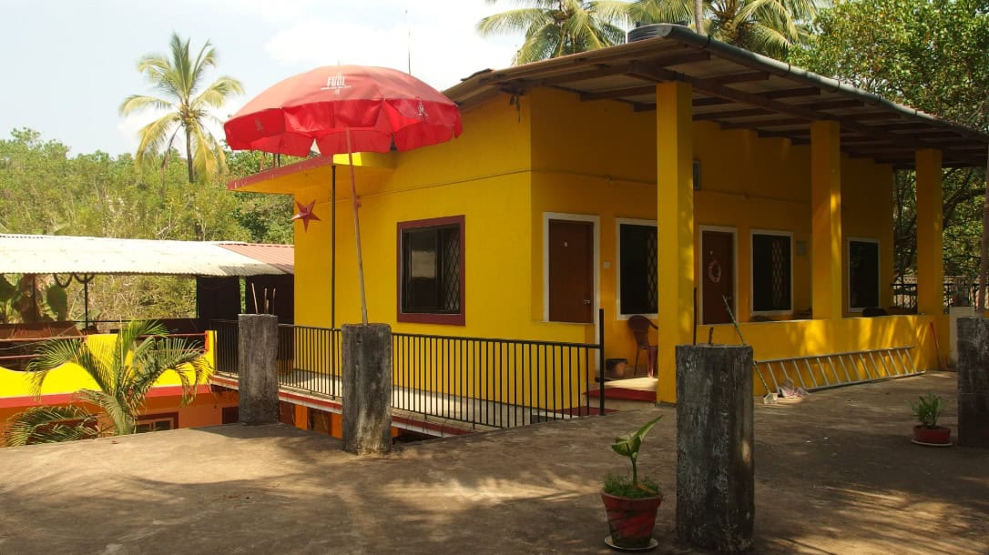Yellow House Vagator Goa הוסטלים בגואה, הודו איסטקארד