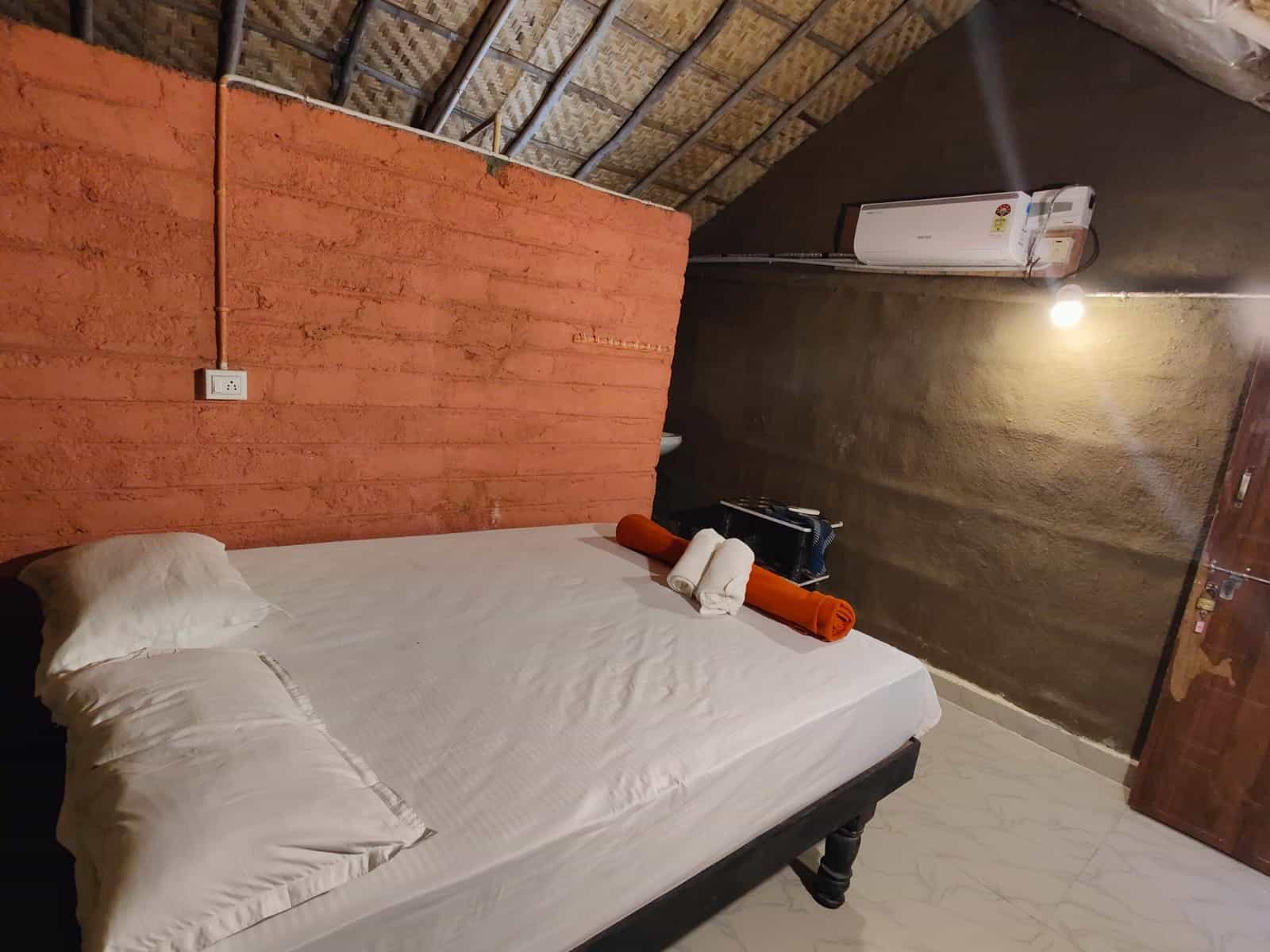Waterfall guest house Hampi הוסטלים בהאמפי, הודו איסטקארד