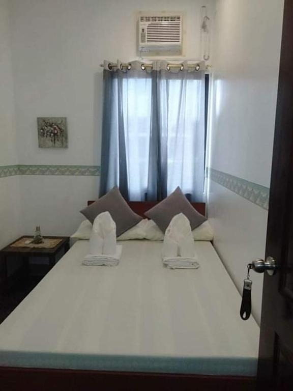 הוסטל בקורון, לינה בקורון, hostel coron, coron backpackers, פיליפינים קורון הוסטל- איסט קארד